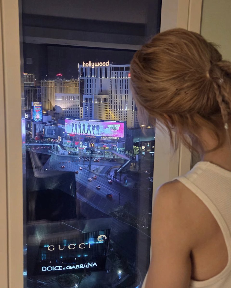 btsdaily77's tweet photo. Jimin looking at BTS through the window 😭 https://t.co/TmaSBYL3ip