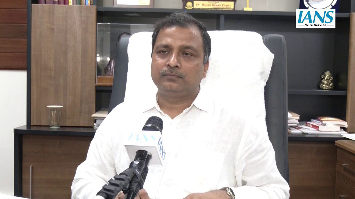 TheAnuragTyagi's tweet photo. Reporter: "Sir, there are allegations of the CBSE website being hacked."

CBSE head: "I reject this allegation outright. Because the exams are being conducted offline, there is no question of the website being hacked."

😂 https://t.co/EBoKBFvN5N