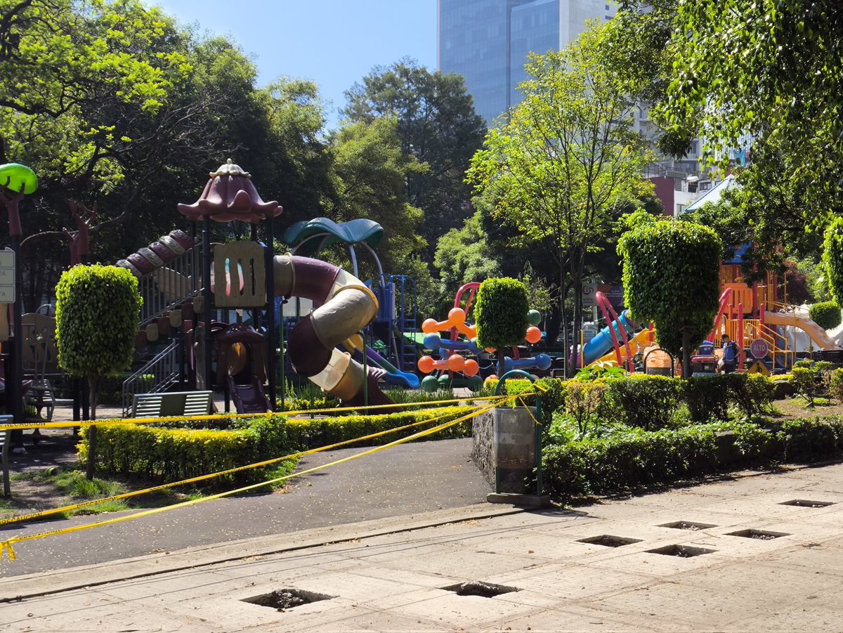 zarateaz1's tweet photo. ¿Arreglar juegos infantiles en vacaciones escolares?
Es lo que se le ocurrió a la alcaldía @BJAlcaldia .
También en el parque Esparza Oteo ya suman meses sin funcionar la cancha de futbol ni las canchas de básquet. 
@LuisMendozaBJ 
@Seg_NapolesDF 
@lacolnapoles https://t.co/K9ztwqKZDf