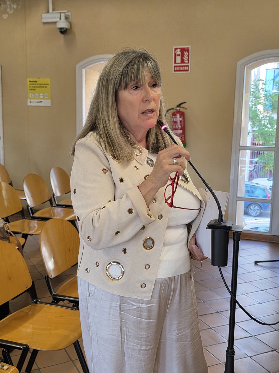 AjRipollet's tweet photo. El punt 3 del #PleRipollet ha estat la presentació de la memòria de 2025 de la @DefensoraCiutat, Núria Blasco Yuste. L’any passat, la Defensora va atendre un total de 56 persones i va rebre queixes molt variades, sobre temes com el transport, subministraments, escombraries, enllumenat, convivència o taxes. Tots els grups han agraït la seva feina i el punt ha estat aprovat per unanimitat.
