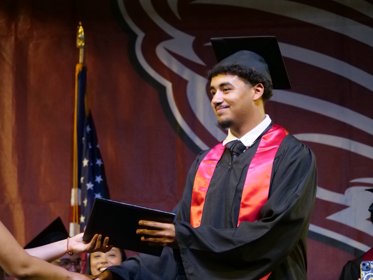 McCaskeyHS's tweet photo. 𝗚𝗥𝗔𝗗 𝗙𝗟𝗜𝗖𝗦 𝗣𝗧. 𝟭 🌪️🎓📸

#McCaskeyProud

📸 Credit: WMCC's Eylis Vera-Gomez https://t.co/Gmat7U3V1H