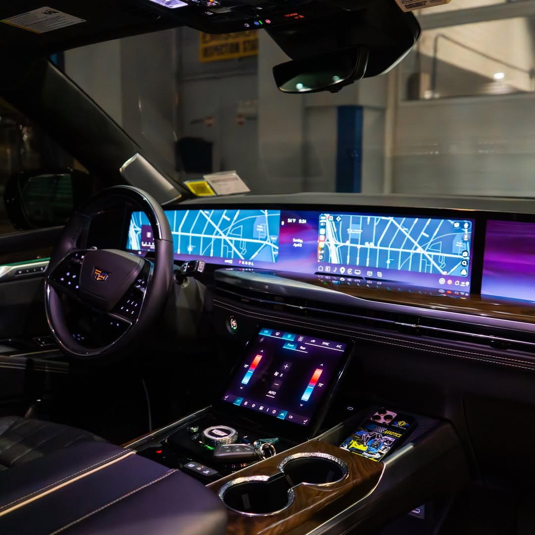 AsphaltAura's tweet photo. Cadillac Escalade ESV Platinum Sport https://t.co/IHYKoWn1eX