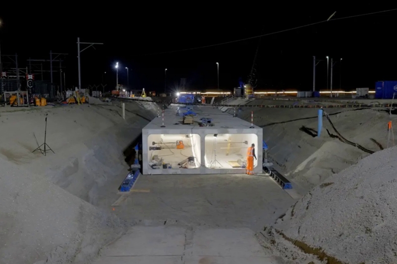 OVnieuwsINFO's tweet photo. Betonnen leidingkoker geplaatst op emplacement Maasvlakte Zuid - https://t.co/gSORqJyqxV
#ProRail #Swietelsky #HavenbedrijfRotterdam #LWR #Maasvlakte #Goederentreinen #Treinennieuws #Treinleven
Foto: © ProRail https://t.co/OqAElNnrI8