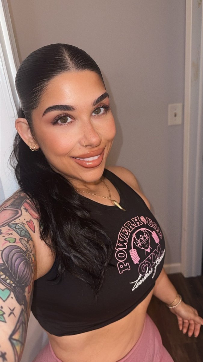 bossettexbella's tweet photo. Gym time 💗 https://t.co/kJpLgg9BIw