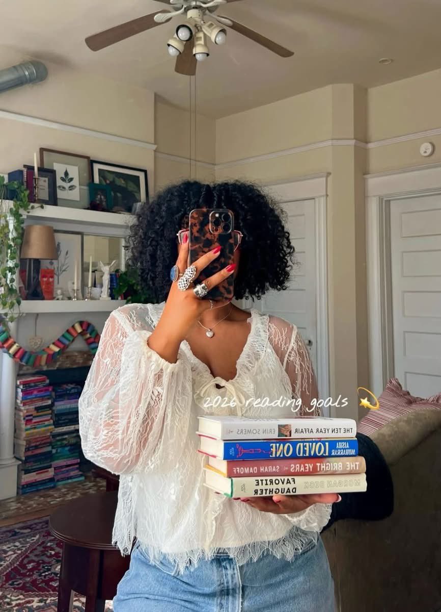 Isla_McKayx's tweet photo. Women with books just carry a different kind of beauty 🤎 📚 https://t.co/f7QLgv8Q2A