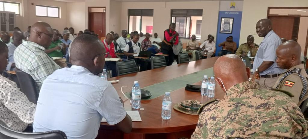TienTsongo's tweet photo. At Mpondwe border with relevant authorities, conducting a district task force meeting on epidemic particularly Ebola. Efforts are underway to safeguard our people on both health and security. 

Tsongo Tien ARDC kasese  @kirunda_faruk @millybabalanda @pkamwine @MKarekye https://t.co/CrzO7JEKPT