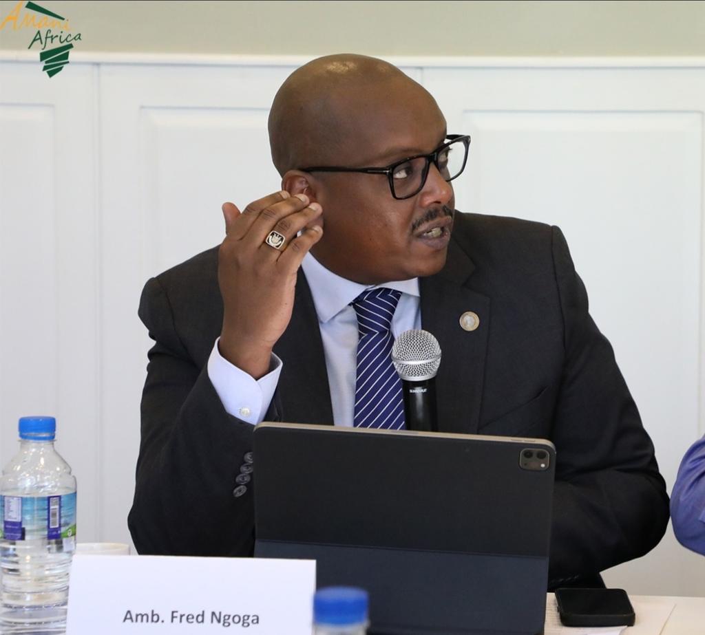 Ikiriho's tweet photo. Fred Ngoga frappe une deuxième fois

Voix d’alerte ou entrepreneur politico-identitaire des tensions régionales ?

Les récentes déclarations de Fred Ngoga sur le Burundi provoquent une nouvelle onde de choc politique et identitaire dans les Grands Lacs. En affirmant publiquement  que le Burundi continuerait de discriminer les communautés tutsi, ce cadre de l’Union africaine remet brutalement la question ethnique au centre du débat régional dans un pays encore marqué par plusieurs décennies de conflits et de traumatismes mémoriels.

La polémique intervient alors qu’un précédent épisode impliquant Fred Ngoga avait déjà conduit à des plaintes officielles du Burundi et de la RDC auprès de l’Union africaine. Sa hiérarchie avait même été amenée à lui rappeler les obligations de réserve, de professionnalisme et de prudence imposées à tout haut fonctionnaire panafricain dans ses prises de parole publiques.

Entre diplomatie identitaire, guerre des récits et repositionnements géopolitiques, les prises de position de Fred Ngoga divisent profondément les opinions dans les Grands Lacs. Pour ses soutiens, il demeure une voix audible sur les questions sécuritaires régionales. Pour ses critiques, au contraire, il participerait progressivement à une réactivation calculée des fractures mémorielles et communautaires dans une région qui tente difficilement de sortir de plusieurs décennies de guerres, de méfiances et de rivalités régionales.

Cette nouvelle séquence intervient dans un contexte particulièrement tendu marqué par la guerre persistante dans l’est de la RDC, les accusations internationales visant Kigali autour du dossier #M23 #RDF ainsi que les fortes pressions diplomatiques pesant actuellement sur le Rwanda. Pour plusieurs observateurs burundais et congolais, la remise en avant permanente des narratifs identitaires autour d’un prétendu risque génocidaire contribuerait indirectement à déplacer le centre du débat international au moment où Kigali se retrouve lui-même sous forte pression diplomatique, offrant ainsi une forme de parapluie narratif dans le contexte actuel.

Au Burundi, plusieurs responsables et observateurs dénoncent également l’existence de réseaux d’influence régionaux liés aux sphères M23/RDF cherchant à mobiliser activistes identitaires, influenceurs et certaines voix radicales autour de discours alarmistes visant à présenter le Burundi comme un État systématiquement discriminatoire.

Dans ces critiques revient régulièrement la question de la proximité supposée de @NgogaFred avec les milieux sécuritaires rwandais #NISS #DMI, élément qui nourrit davantage la méfiance de ses détracteurs dans le contexte régional actuel.

Mais au-delà du débat géopolitique, les critiques visant Fred Ngoga prennent également une dimension plus personnelle. Dans plusieurs cercles diplomatiques à Addis-Abeba, l’ancien diplomate traîne depuis quelque temps une réputation de personnalité clivante, parfois décrite comme très ambitieuse, sensible aux questions de prestige et en quête permanente de repositionnement régional.

Des discussions circulant dans certains milieux évoquent également des frustrations liées à certaines ambitions institutionnelles ou diplomatiques qui n’auraient pas abouti lorsqu’il aurait cherché à accéder à des fonctions particulièrement sensibles au Burundi. À cela s’ajoutent des rumeurs persistantes autour de difficultés financières et de différends privés ayant progressivement fragilisé son image chez son employeur @_AfricanUnion

Pour une grande partie de l’opinion burundaise, la principale inquiétude reste aujourd’hui le retour progressif des lectures ethniques dans le débat politique régional, alors que la population aspire davantage à la stabilité, au développement et à la Vision Burundi 2040–2060.

Dans une région encore marquée par les mémoires des conflits, chaque accusation ou récit identitaire peut rapidement raviver des blessures que beaucoup tentent encore de dépasser.

#FredNgoga #GrandsLacs