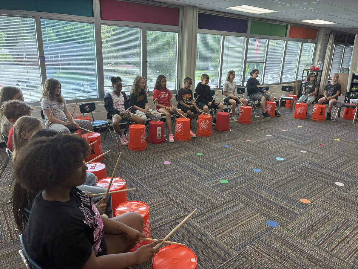 WBESbears's tweet photo. Our 4th grade students learning to keep the beat! Our principals go in on the fun too! https://t.co/1YzspuCEMX