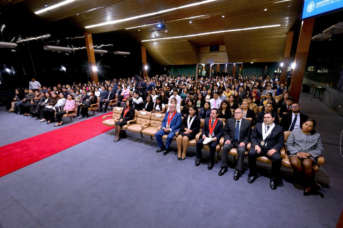 FiscaliaPeru's tweet photo. 🚨 #AcciónFiscal | El fiscal de la Nación, Tomás Gálvez Villegas, presidió la ceremonia de bienvenida del Programa Nacional de Voluntariado Universitario del Ministerio Público, que este 2026 contará con la participación de 2637 jóvenes universitarios a nivel nacional.

📚 Los voluntarios fortalecerán su formación académica y profesional contribuyendo en actividades vinculadas a la labor fiscal y el servicio a la ciudadanía.

🗞️ https://t.co/1jUA3wjGEV