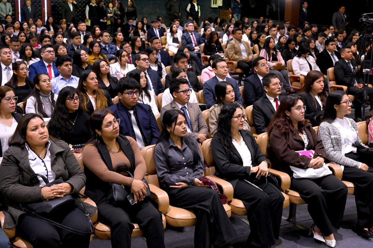 FiscaliaPeru's tweet photo. 🚨 #AcciónFiscal | El fiscal de la Nación, Tomás Gálvez Villegas, presidió la ceremonia de bienvenida del Programa Nacional de Voluntariado Universitario del Ministerio Público, que este 2026 contará con la participación de 2637 jóvenes universitarios a nivel nacional.

📚 Los voluntarios fortalecerán su formación académica y profesional contribuyendo en actividades vinculadas a la labor fiscal y el servicio a la ciudadanía.

🗞️ https://t.co/1jUA3wjGEV
