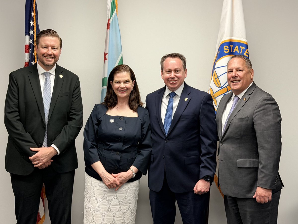 DEACHICAGODiv's tweet photo. We're honored to stand alongside our law enforcement and prosecutorial partners to make Cook County safer for all residents. Grateful for the continued partnership and support from @cookcountysao, @FBIChicago and @ATF_Chicago.

@DEAHQ @TheJusticeDept https://t.co/yyxdUpRZw5