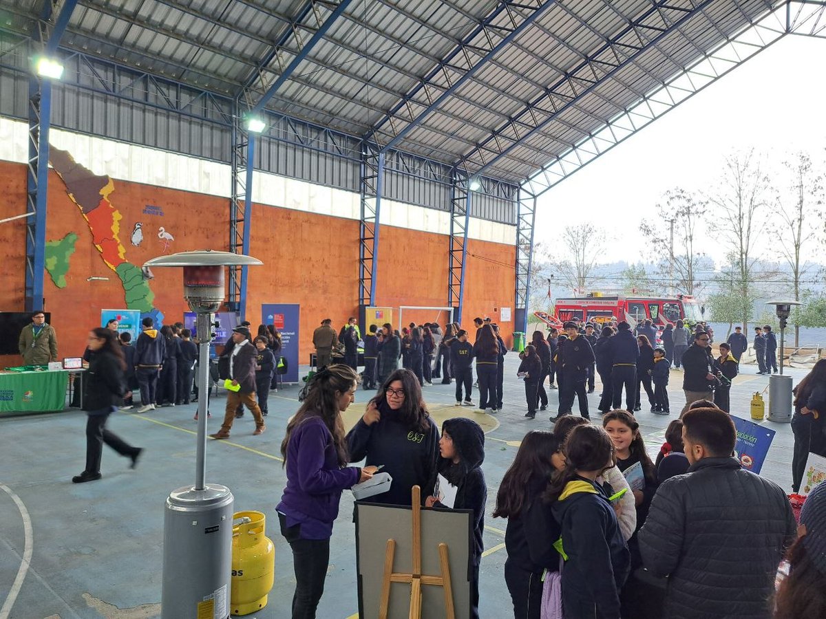 sendacoelemu's tweet photo. Ayer vivimos una gran jornada en la Primera Feria de Promoción de la Seguridad y la Prevención 🛡️🚸Como SENDA Previene junto a la Dirección de Seguridad Pública y el Colegio Santa Teresita, realizamos una importante instancia preventiva dirigida a estudiantes . https://t.co/7kFcb4d5g6
