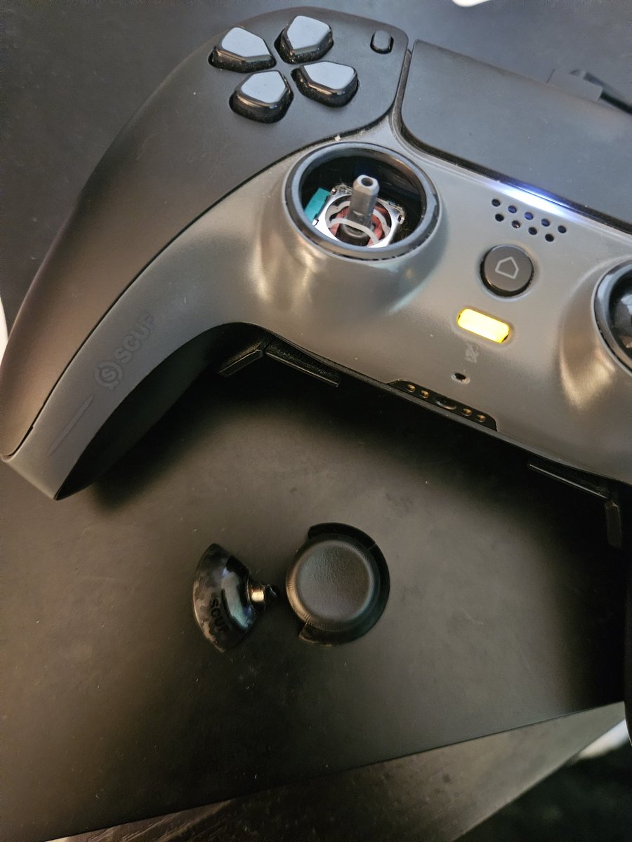 JPriv13's tweet photo. @ScufGaming @SCUFAssist uhhhh wtf.... https://t.co/UcobHGxY5G