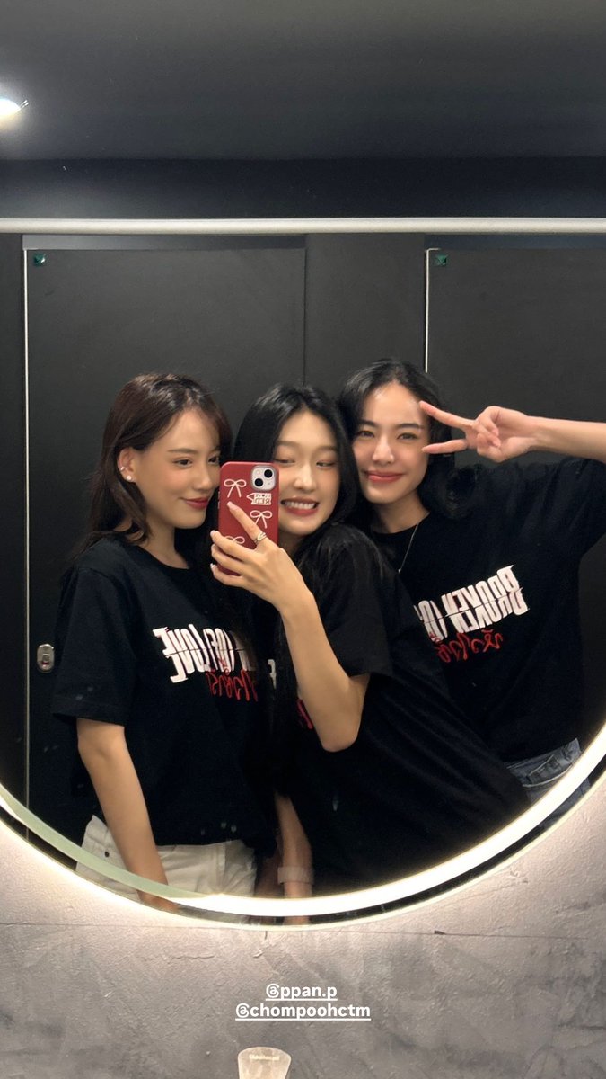 FayeAtomTaiwan's tweet photo. \🍑Atom IG Story update🍑/
P'Faye singing on stage from Atom's PoV! Annnd we got bathroom photos! (We hope everyone washed their hands this time🤭)
✅Like | Comment | Share
👉https://t.co/tHQsZ94WLw
#FayeAtom #FayePeraya #AtomPariya
#chompoohctm #ppanp
#BrokenOfLoveTheSeries