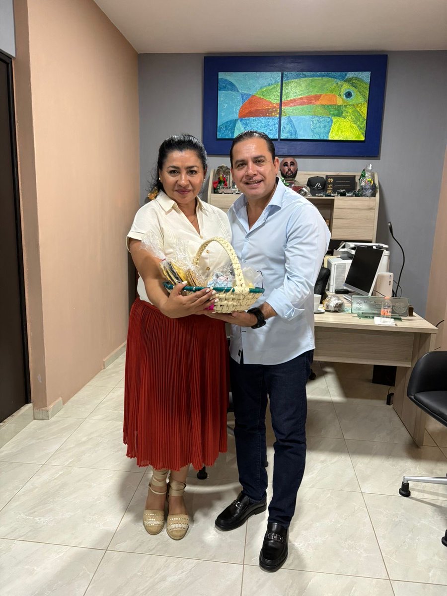 Roberto_RubioM's tweet photo. Gracias amiga Lic. Marieli Lilian y profe Osiel por su amistad. Dios les bendiga, excelente jueves! https://t.co/U5B26Kwqhc