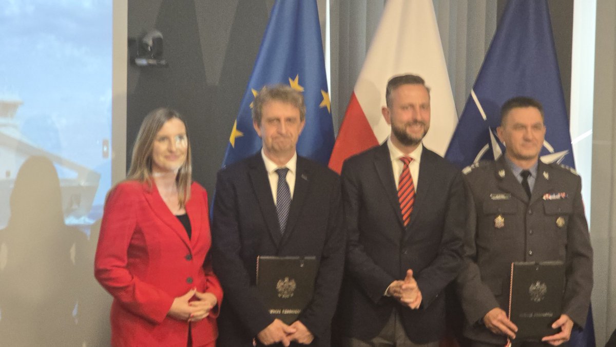 AgencjaUzbr's tweet photo. Teraz jesteśmy w #Gdańsk, w #RemontowaShipbuilding, gdzie Szef Agencji Uzbrojenia podpisał umowę na dostawę dwóch okrętów #Hydrograf dla @MarWojRP.
Umowa będzie finansowana ze środków Unii Europejskiej – #SAFE.
Szczegóły: https://t.co/Z9MFD146uh https://t.co/z1zsZKc1mg