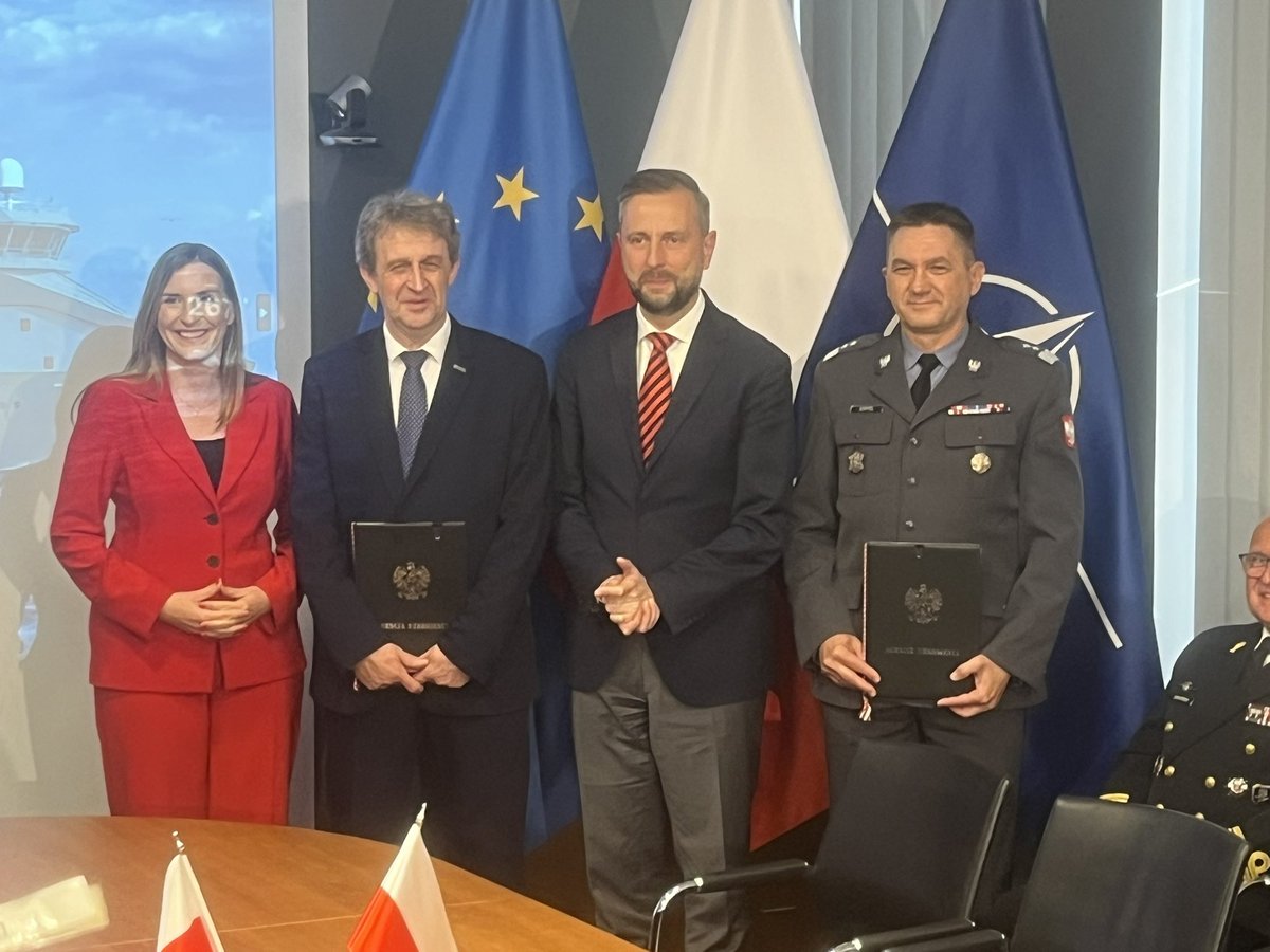 raf_kaminski's tweet photo. Umowa na #Hydrograf podpisana. Koszt dwóch okrętów to 1,5 mld zł. Program jest finansowany z #SAFE. Czekamy też na kolejne informacje. https://t.co/Iz6IF3A77r
