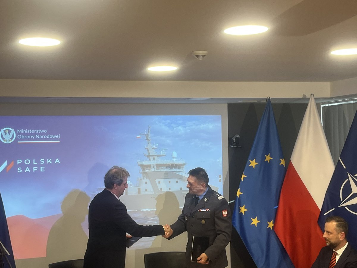 raf_kaminski's tweet photo. Umowa na #Hydrograf podpisana. Koszt dwóch okrętów to 1,5 mld zł. Program jest finansowany z #SAFE. Czekamy też na kolejne informacje. https://t.co/Iz6IF3A77r