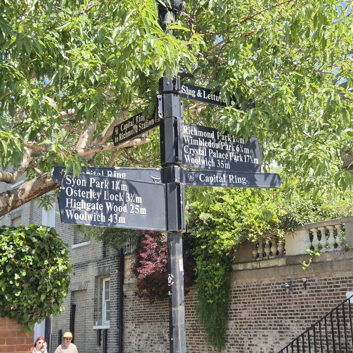 ThamesPathNT's tweet photo. Two routes to Woolwich from Richmond Riverside: 43 miles in one direction, via the Thames Path through central London, and 35 miles in the other via Wimbledon and Crystal Palace.
#fingerpostfriday @willnorman @ClareDelmar @FollowTheThames @stoughton_p @ThamesLandscape https://t.co/5mTzlPDOwC