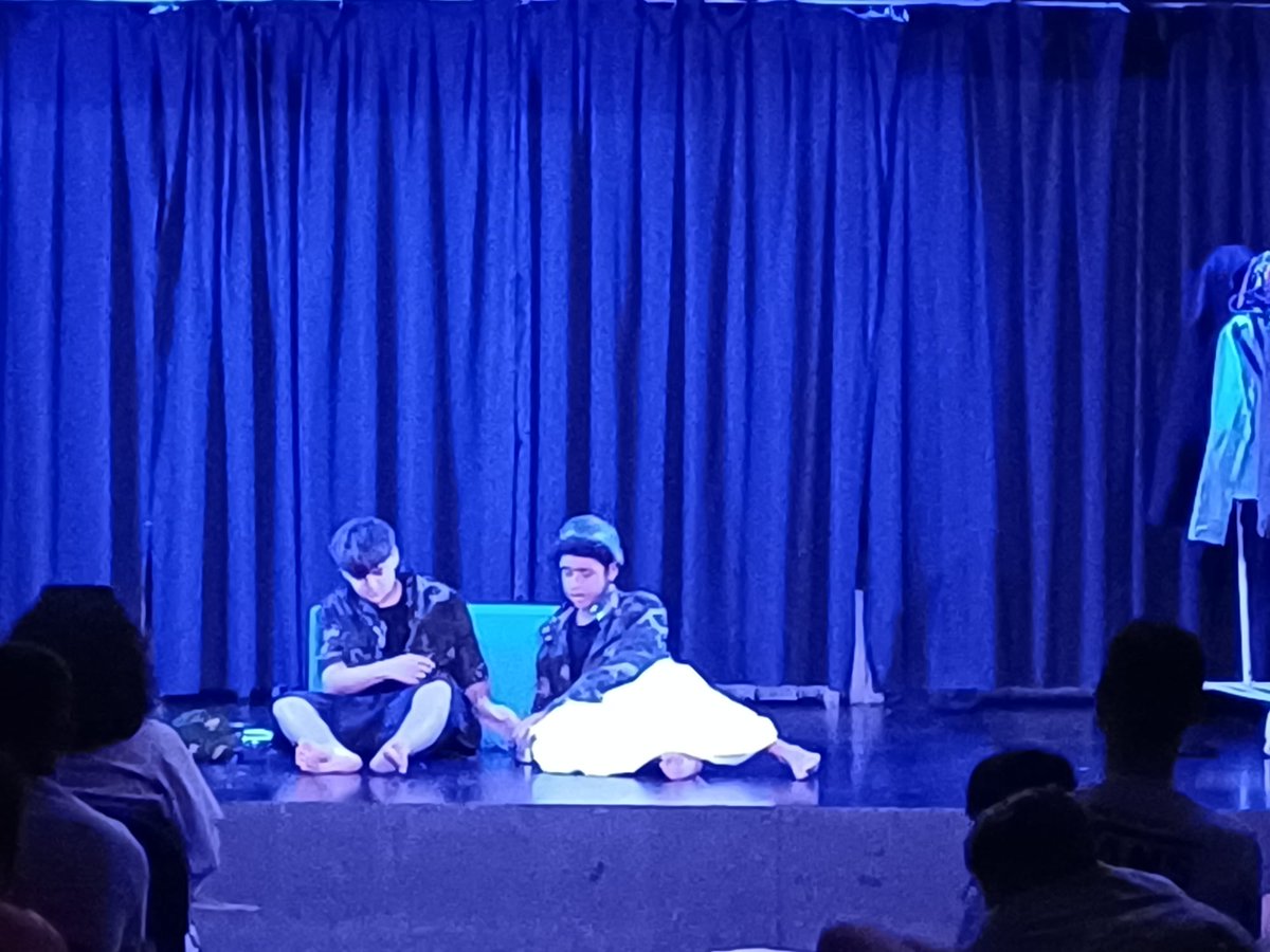 ies_jrmurube's tweet photo. CERTAMEN TEATRAL - JUEVES
La segunda obra ha sido "El último ensayo" del Colegio Aljarafe de Mairena del Aljarafe. Tragicomedia que resalta el valor de subirse a un escenario https://t.co/FVXfKF2yxb