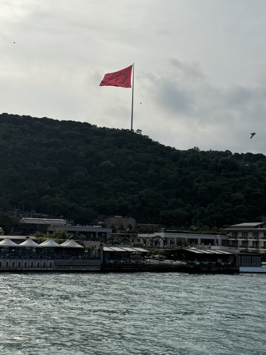 SeydaDisarili's tweet photo. Ruhumu eritip de kalıpta dondurmuşlar;
Onu İstanbul diye toprağa kondurmuşlar.
İçimde tüten bir şey; hava, renk, eda, iklim;
O benim, zaman, mekan aşıp geçmiş sevgilim.
#istanbul https://t.co/NRIE7jJNpr