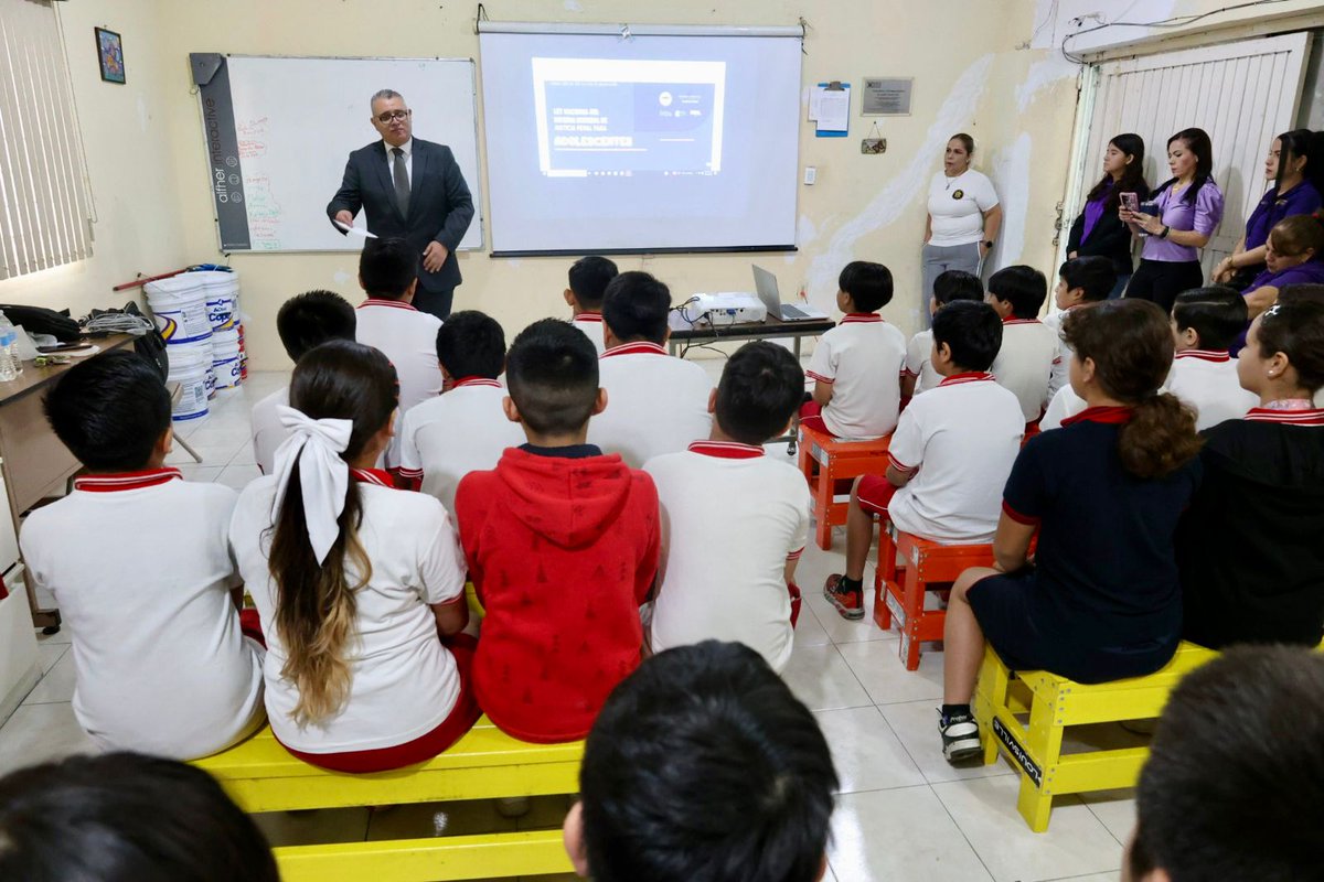 poderjudicialnl's tweet photo. Como parte de las acciones para promover la cultura de la legalidad, se realizó una visita a la Escuela Primaria Avelino González Cruz, en Monterrey, Nuevo León. ⚖️

La actividad fue impartida por el Juez Jorge Antonio Hernández Torres. https://t.co/5yHxY1cZHh
