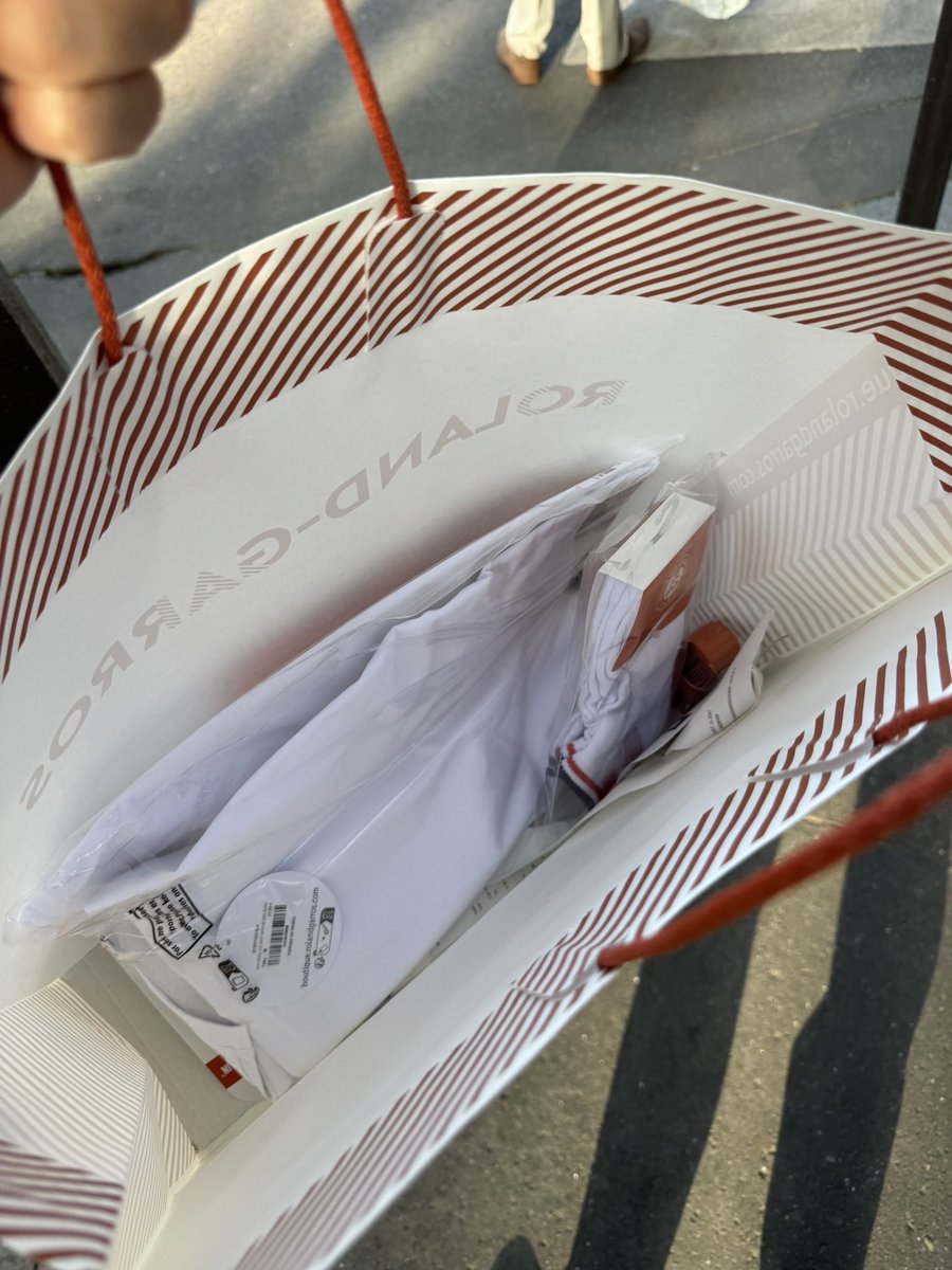 1_ryu_RM's tweet photo. 流石にローランギャロス当日凸は無理だった！
ぽい宣材写真とぽいグッズ買って帰り道 https://t.co/57yLfVA1VV