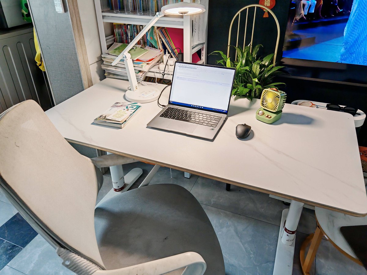 navdeepgaur5's tweet photo. Tired of messy workspaces My minimalist desk setup with a cozy plant, a smart lamp, and hidden cable organizers keeps me focused all day. Small, functional touches make big differences!， https://t.co/D5FtTCE83o