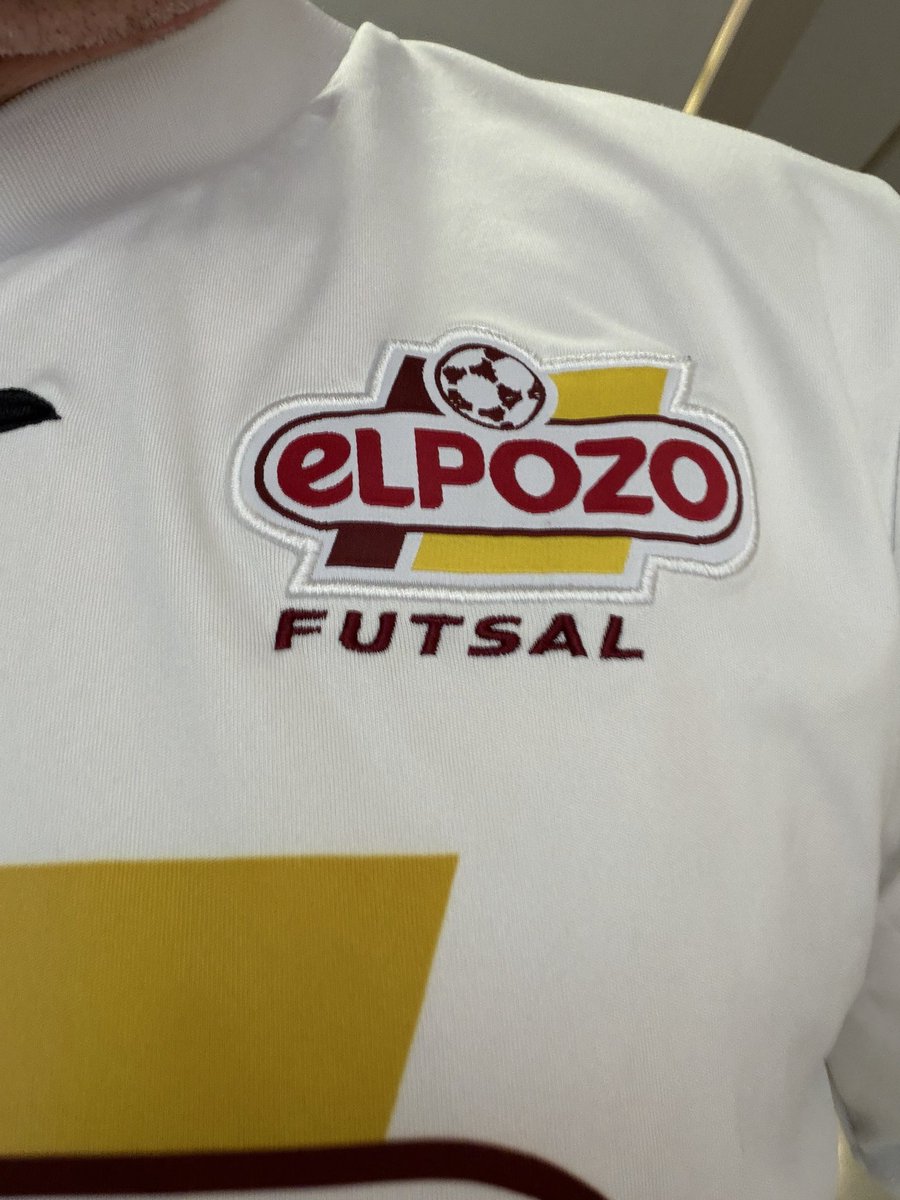 orbitagrana's tweet photo. Escudo bordado, no pegatina ni plásticos, mal pegados. Apunten @realmurciacfsad https://t.co/YRaheE3qeC