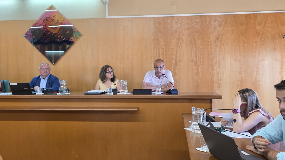 AjRipollet's tweet photo. El cinquè punt del #PleRipollet ha estat l’aprovació definitiva del Projecte d’ordenació i construcció de sis pistes de pàdel i adequació del seu entorn al Poliesportiu Municipal. El punt s’ha aprovat amb els vots a favor de PSC, Decidim i ERC i les abstencions de VOX i PP. https://t.co/sA0yj7v3th