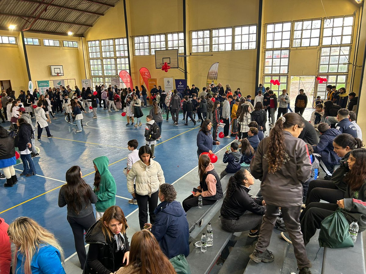 FedeMachadoG's tweet photo. Resultados de actividades masivas logradas por TRABAJO EN EQUIPO
el camino es por ahi, entre todos seguir capacitando en Resucitación Cardiaca @Marcelo_RCB @david_casanova @MSPUruguay @cardiosaluduy @FEMIcomunica @colegiomedicouy @LaAsistencial @SEMMMautone @IDdeMaldonado 💪❤️🇺🇾 https://t.co/ouBnvVKXNM
