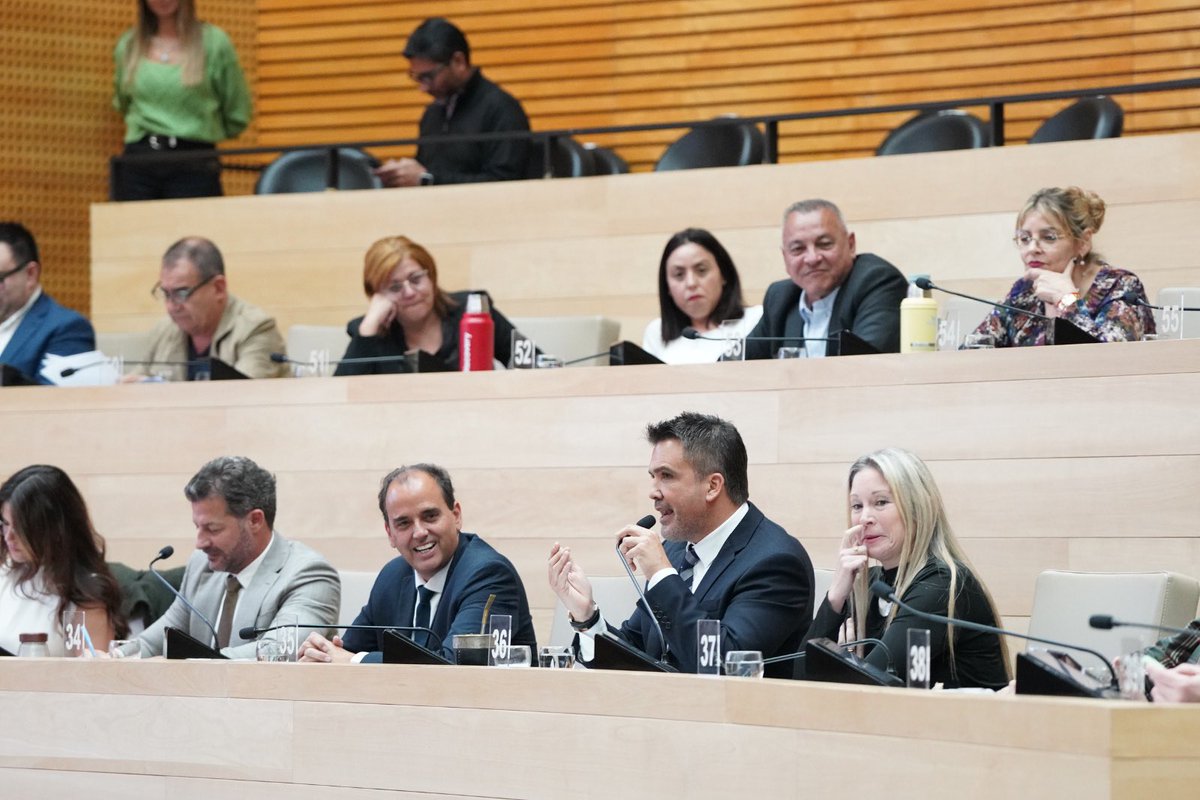 FacuTorresLima's tweet photo. Hoy en la Legislatura no tuvimos una sesión especial en vano, como algunos intentaron plantear.

Con más de dos tercios de la Cámara y el acompañamiento de distintas fuerzas políticas, en una votación histórica aprobamos instruir a los senadores nacionales por Córdoba a defender el régimen de Zona Fría y evitar que 13 departamentos de nuestra provincia pierdan este beneficio.

Escuchamos a los intendentes y jefes comunales que vienen alertando sobre el impacto que tendría esta medida en miles de familias del interior.

Esto también es federalismo: dejar de beneficiar siempre al AMBA mientras el interior vuelve a pagar las consecuencias.

Córdoba dio hoy una señal política clara y contundente. Porque no puede haber argentinos de primera y de segunda según el lugar donde viven.