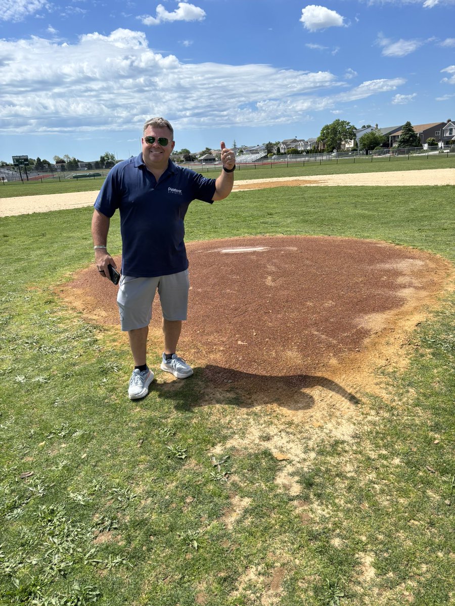 JBOpcclay's tweet photo. Fun day on Long Island! Thanks George @pioneerathletic for the continued support! Beautiful day for a new mound at JFK HS in Bellmore, NY… look those new Easy Mound bags shine!! @Pros_Choice https://t.co/hrveBr3DWm