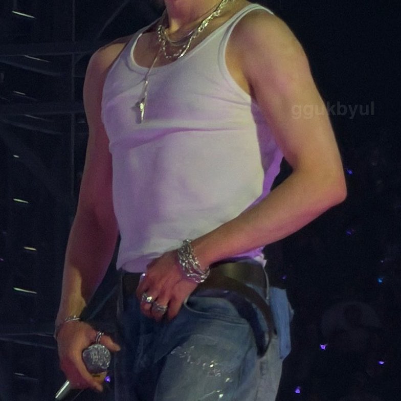 warmintheclouds's tweet photo. his pretty nipples showing 😵‍💫 https://t.co/2l6pFbaiWq