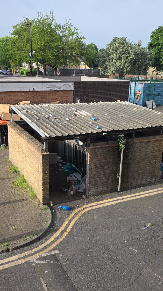 zraM1's tweet photo. @hackneycouncil 
2026, De Beauvoir Est. Does this compliance to health and safety? That waste are must be allocated elsewhere.  I have lived on this estate for 20 years, that's how it was, and is. It is embarrassing to live like this. Lift brakes, no long term solutions but they https://t.co/prAjsEzDH1
