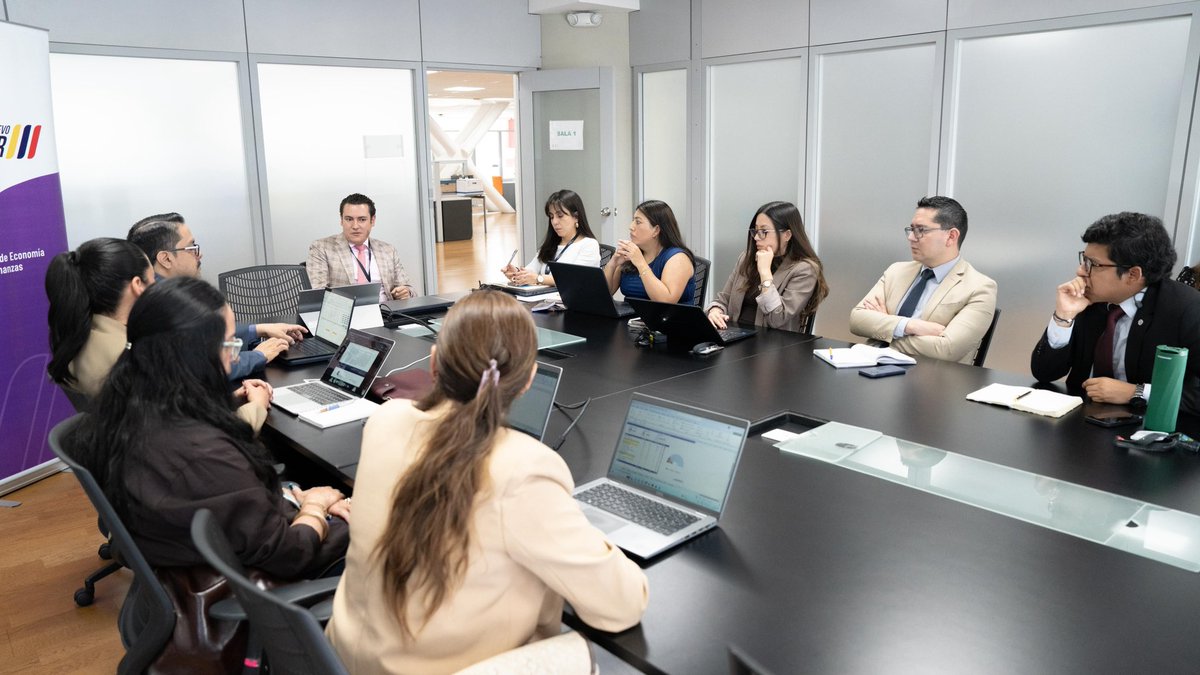 FinanzasEc's tweet photo. El viceministro de @FinanzasEc, Sebastián Londoño, se reunió con representantes de @Salud_Ec para analizar, de manera conjunta, acciones orientadas a fortalecer la eficiencia en la gestión institucional y optimizar el uso de recursos públicos. https://t.co/y2r4QIZHNr