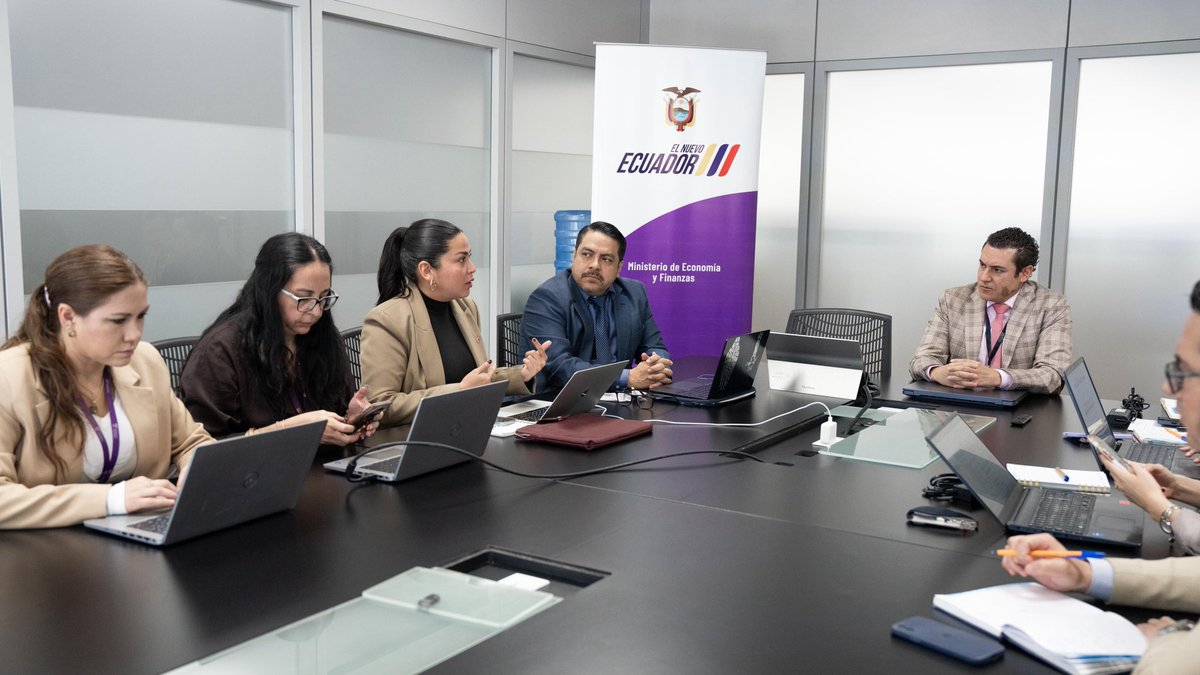 FinanzasEc's tweet photo. El viceministro de @FinanzasEc, Sebastián Londoño, se reunió con representantes de @Salud_Ec para analizar, de manera conjunta, acciones orientadas a fortalecer la eficiencia en la gestión institucional y optimizar el uso de recursos públicos. https://t.co/y2r4QIZHNr