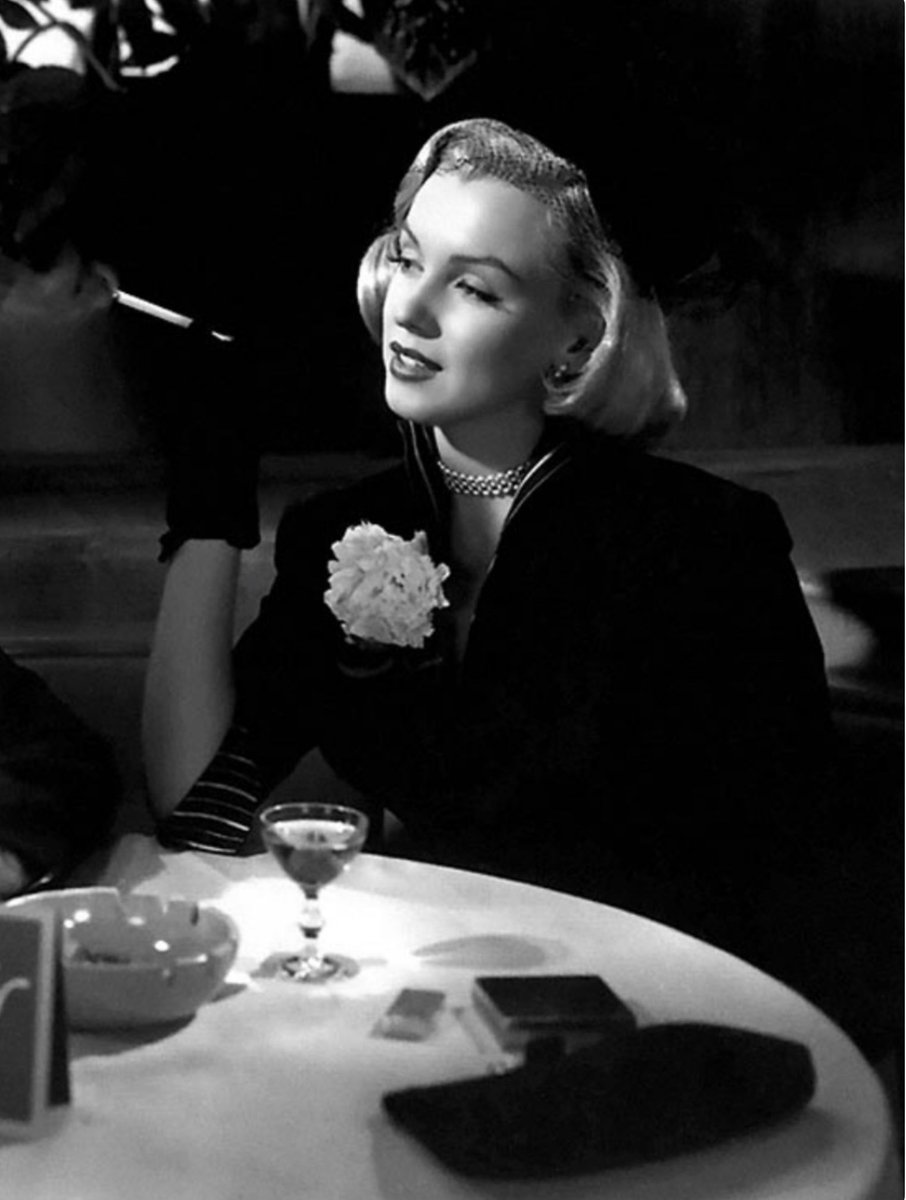 Deb69022064's tweet photo. Marilyn looking fabulous in her uncredited role as Dusky Ledoux in Right Cross, 1950 💋
#MarilynMonroe https://t.co/fBMq9BrwMl