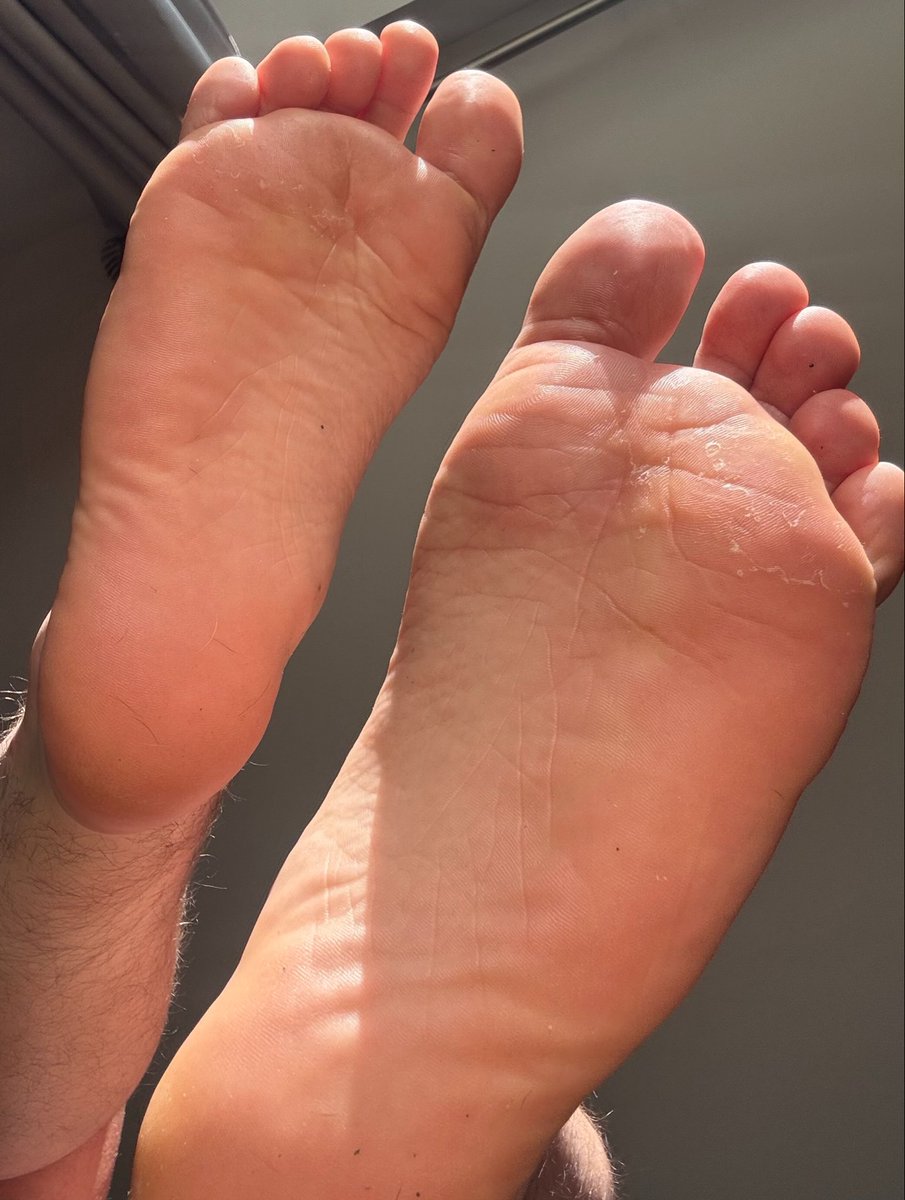 4Hobbit_Foot's tweet photo. Soles at Golden hour, take a sniff 🦶🏼 

#feet #gay #gayfeet #boy #boyfeet #twink #malefeet #soles #sweaty #barefoot #twinkfoot #sweatyfeet #goldenhourfeet https://t.co/8BnVqsBQek