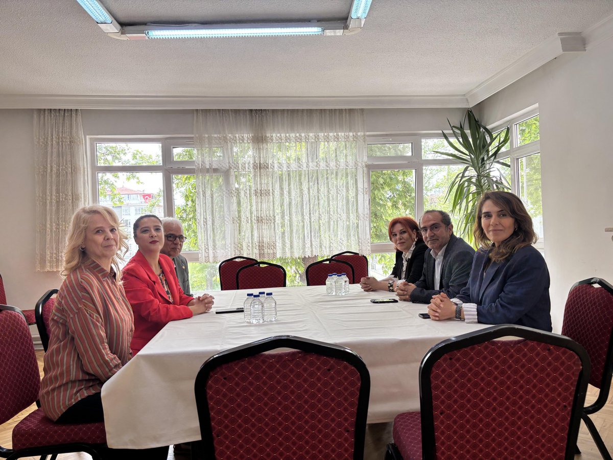 emekpartisi's tweet photo. Dayanışma duygularımız ve birleşik halk mücadelesi anlayış ve tutumumuzla CHP ve DEM Parti ile buluştuk. 

Bayram dileğimiz; gündüzlerinde sömürülmeyen, gecelerinde aç yatılmayan, sarayın karanlığında boğulmayan, ekmeğin, gülün ve hürriyetin hüküm sürdüğü günlerdir.

O günler dayanışmayla, mücadeleyle, emekçilerin ortak gücüyle kazanılacak.