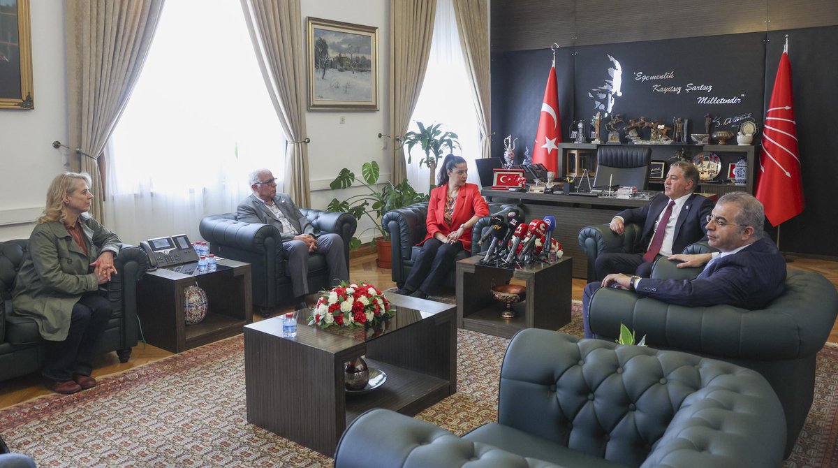 emekpartisi's tweet photo. Dayanışma duygularımız ve birleşik halk mücadelesi anlayış ve tutumumuzla CHP ve DEM Parti ile buluştuk. 

Bayram dileğimiz; gündüzlerinde sömürülmeyen, gecelerinde aç yatılmayan, sarayın karanlığında boğulmayan, ekmeğin, gülün ve hürriyetin hüküm sürdüğü günlerdir.

O günler dayanışmayla, mücadeleyle, emekçilerin ortak gücüyle kazanılacak.