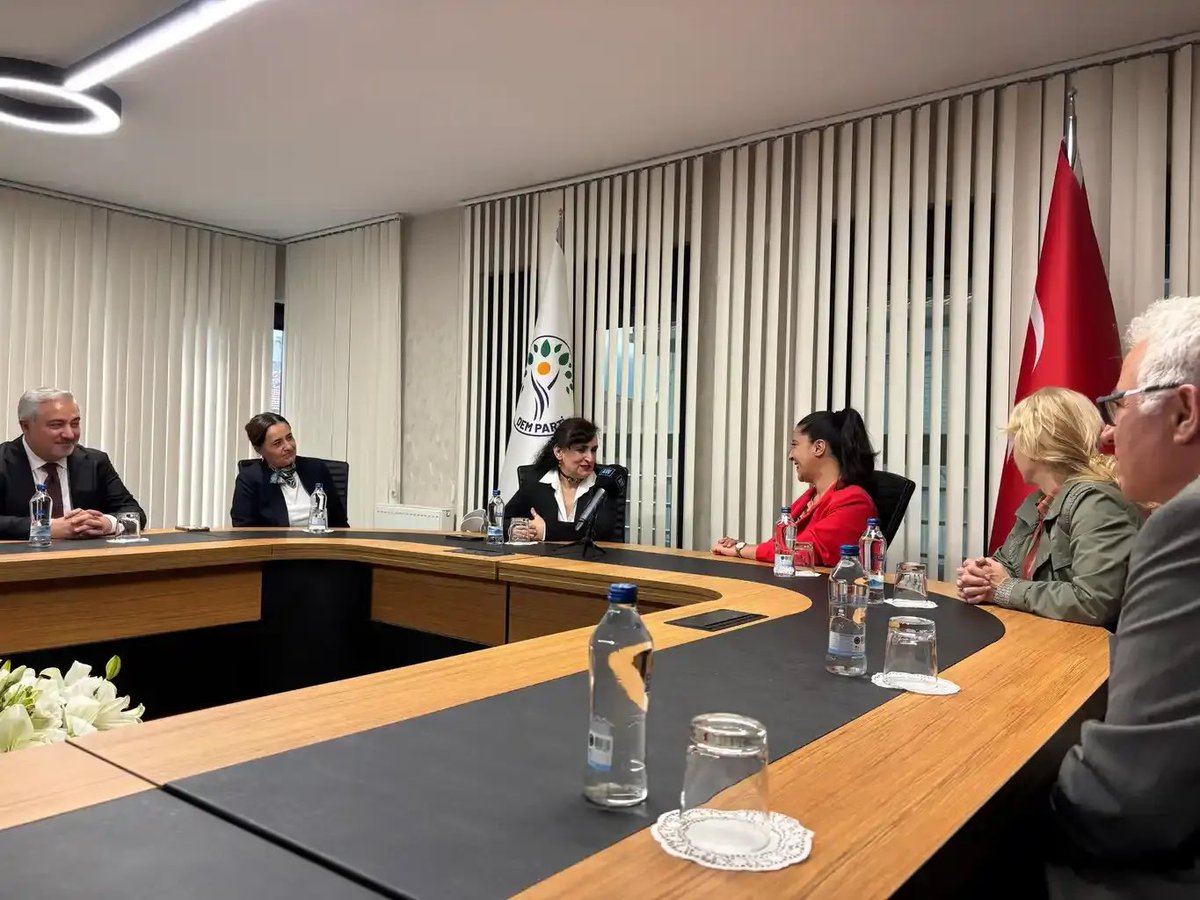 emekpartisi's tweet photo. Dayanışma duygularımız ve birleşik halk mücadelesi anlayış ve tutumumuzla CHP ve DEM Parti ile buluştuk. 

Bayram dileğimiz; gündüzlerinde sömürülmeyen, gecelerinde aç yatılmayan, sarayın karanlığında boğulmayan, ekmeğin, gülün ve hürriyetin hüküm sürdüğü günlerdir.

O günler dayanışmayla, mücadeleyle, emekçilerin ortak gücüyle kazanılacak.