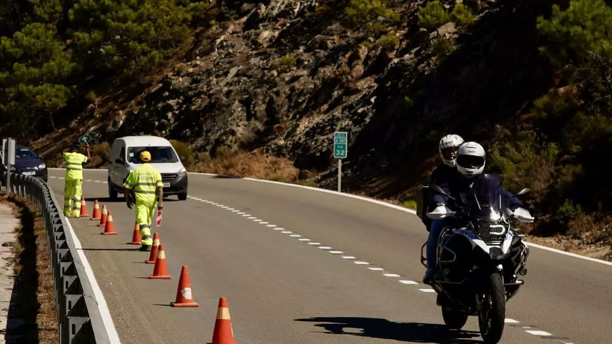 asextra's tweet photo. La DGT avisa: así son los conos de obra que ‘hablan’ con el conductor y el móvil para evitar accidentes https://t.co/YypBknU2oj

#Asextra #Examinadores #DGT #Tráfico #AutoEscuelas #SeguridadVial https://t.co/wxnIyGe32c