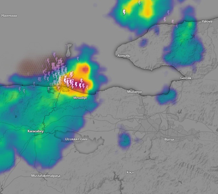 havadurumumtr's tweet photo. Bursa Mesudiye’de gök yarılıyor olması lazım radar ve şimşek aktivitelerine baktığımızda kırmızı eko ve bolca şimşek aktivitesi mevcut. ⛈️ https://t.co/YxR7VihEjh