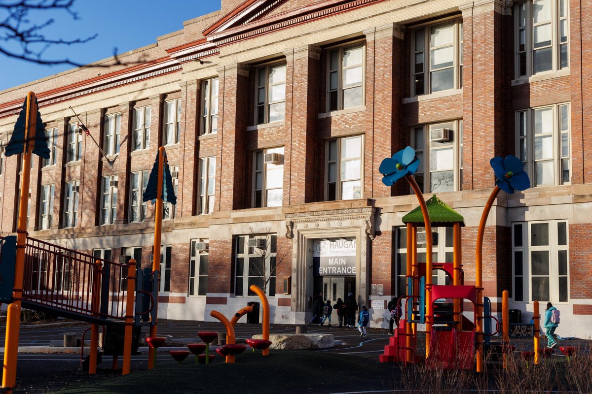 BlockClubCHI's tweet photo. Haugan Elementary parents are making a plea to CPS to ease overcrowding at the Albany Park school. https://t.co/cxsyjQVczV https://t.co/u4ZP4JGqOB