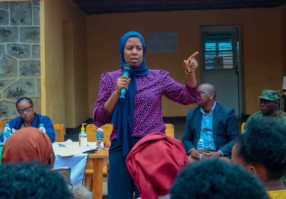 MusanzeDistrict's tweet photo. Muri iyi nteko, abaturage bakanguriwe kwimakaza isuku, kurwanya amakimbirane mu miryango himakazwa ihame ry’uburinganire n'ubwuzuzanye, kurwanya ingengabitekerezo ya jenoside, kubungabunga umutekano, gusigasira ibyagezweho no gukomera ku bumwe n’ubudaheranwa. #DepiteMuBaturage https://t.co/r8AiWYIOf6