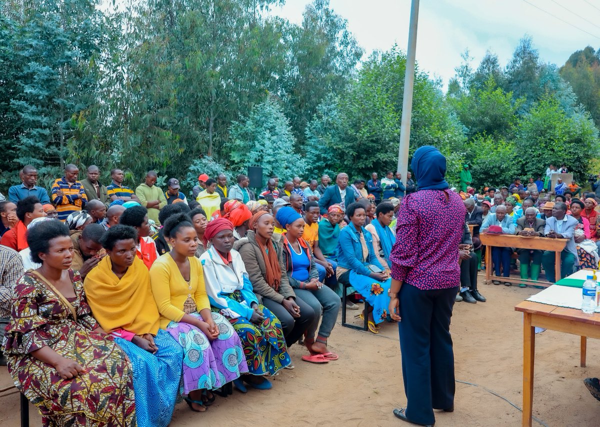 MusanzeDistrict's tweet photo. Muri iyi nteko, abaturage bakanguriwe kwimakaza isuku, kurwanya amakimbirane mu miryango himakazwa ihame ry’uburinganire n'ubwuzuzanye, kurwanya ingengabitekerezo ya jenoside, kubungabunga umutekano, gusigasira ibyagezweho no gukomera ku bumwe n’ubudaheranwa. #DepiteMuBaturage https://t.co/r8AiWYIOf6