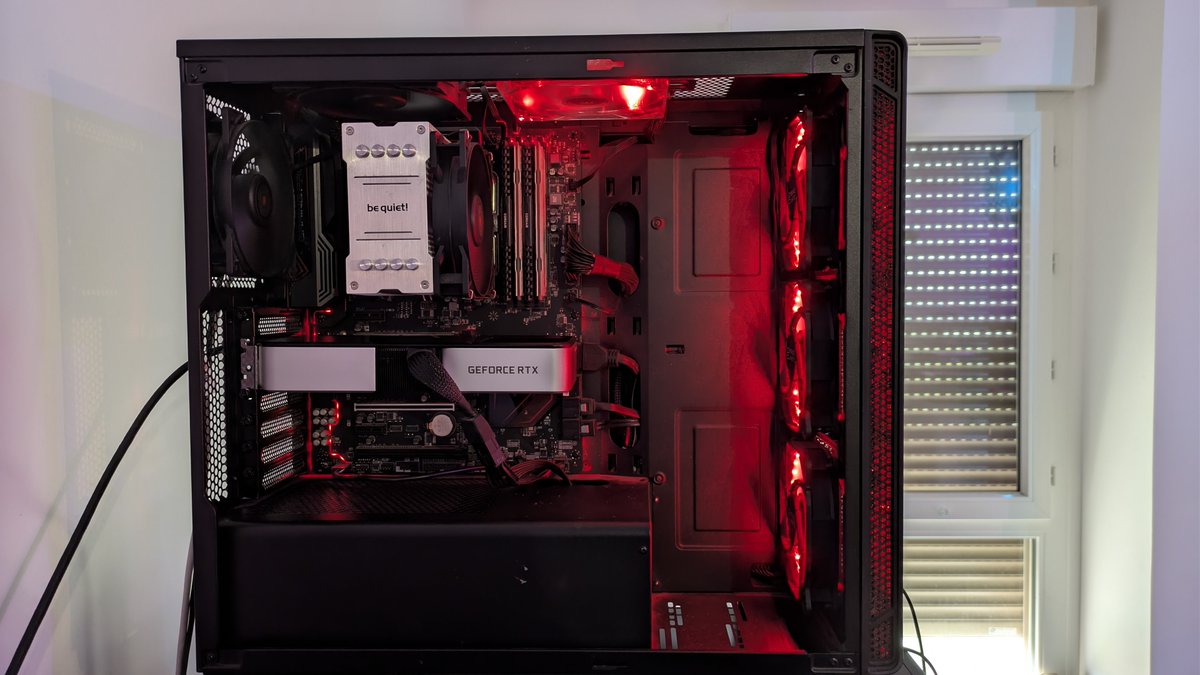 Saphiries's tweet photo. Hello ! 

Je vend mon ancien PC si jamais ça pourrais intéresser du monde !
Je le ferais à 550€ , mais ce serais à venir chercher sur place

Infos : https://t.co/DSXudkBOkl https://t.co/dSd7I5Qwwr
