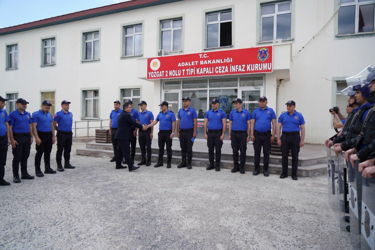 ctekurumsal's tweet photo. Genel Müdürümüz Çelebi Yılmaz, Kurban Bayramı vesilesiyle Yozgat’ta personelimizle bir araya geldi

Yozgat Ceza İnfaz Kurumları Kampüsü ve Yozgat E Tipi Kapalı Ceza İnfaz Kurumunu ziyaret eden Genel Müdürümüz, görev başında olan personelle tek tek bayramlaşarak kendilerine ve ailelerine huzurlu bir bayram diledi.

Ziyaret vesilesiyle ildeki ceza infaz kurumu müdürleriyle bir değerlendirme toplantısı da gerçekleştiren Genel Müdürümüz; kurumların genel durumu, asayiş ve güvenlik tedbirleri ile yürütülen faaliyetler hakkında detaylı bilgi aldı. 

Ülkenin dört bir yanında, büyük bir fedakârlık, sorumluluk bilinci ve kararlılıkla 7 gün 24 saat görevini başarıyla sürdüren tüm personelimize teşekkür eden Genel Müdürümüz, çalışmalarında başarılar dileyerek ziyaretini tamamladı.