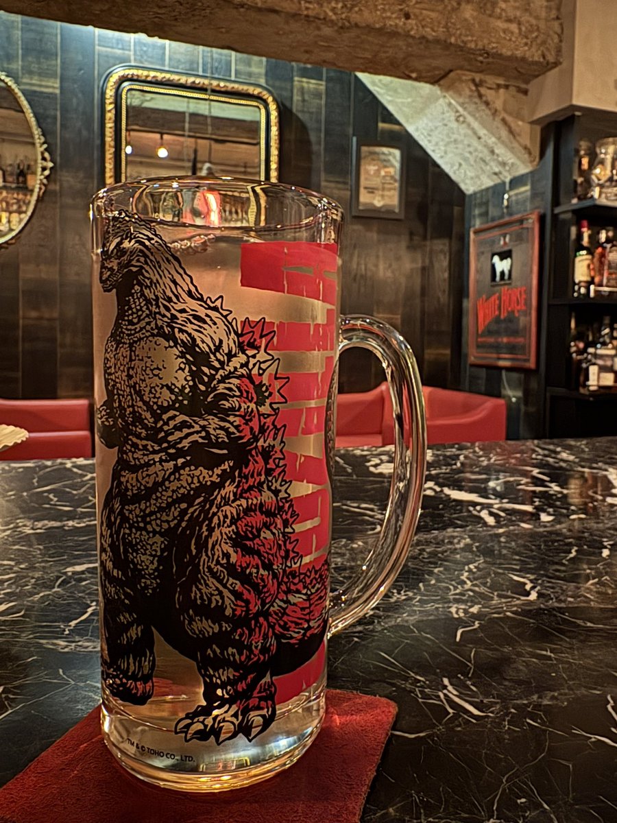 barcshell's tweet photo. 開店早々、空を飛んでいけそうな大きさの風船に、ゴジラジョッキ。
しまいには大量のタコスと共通点のないプレゼントを次々といただきました…
本当にありがとうございます。

お腹も胸もいっぱいです！ https://t.co/SrSm1EPTHl